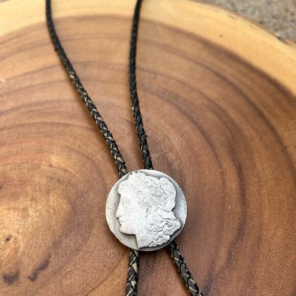 Siskiyiu USA Oregon 1989 Morgan Silver Dollar Western Genuine Leather Bolo Tie - Picture 9 of 10